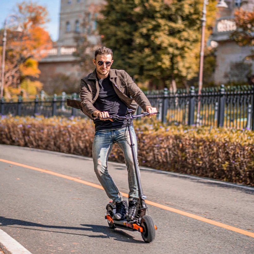 Joyor el-løbehjul i bymiljø – el-løbehjul fra Joyor hos GoScoot