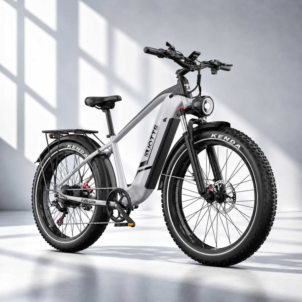 DUOTTS F26Lite sølv el-fatbike med 250W motor, 26 tommer fatbike-dæk og affjedret forgaffel
