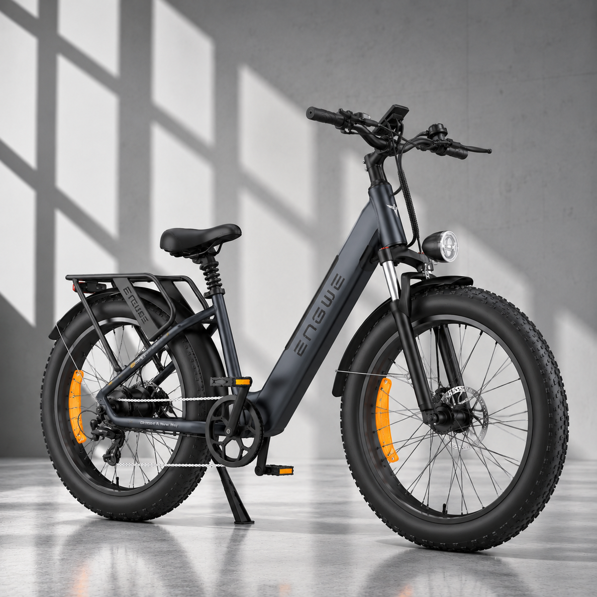 ENGWE E26 ST elcykel til dame i sort med lav indstigning og 26 x 4,0 tommer fatbike-dæk